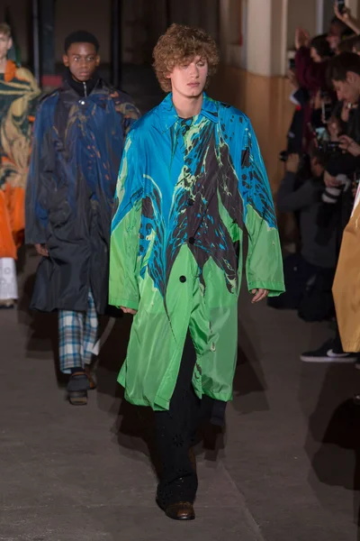 Look 100